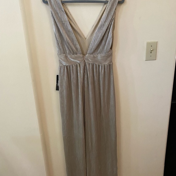 Lulus Turn Up Silver Metallic Pleated V-Neck Culotte Jumpsuit Size S NWT - Picture 7 of 11